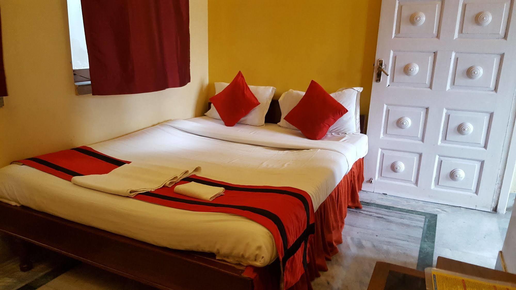 New Hotel White Palace Calcutta Extérieur photo