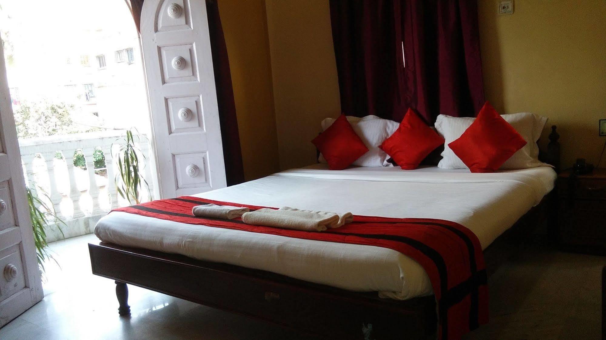 New Hotel White Palace Calcutta Extérieur photo
