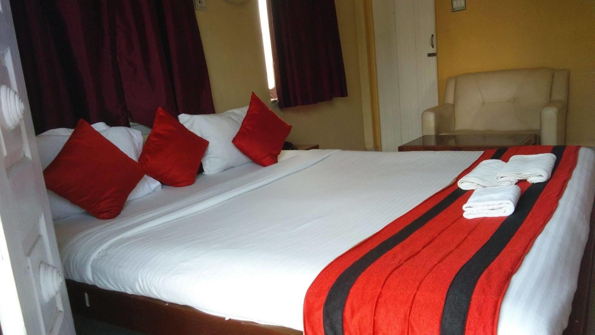 New Hotel White Palace Calcutta Extérieur photo