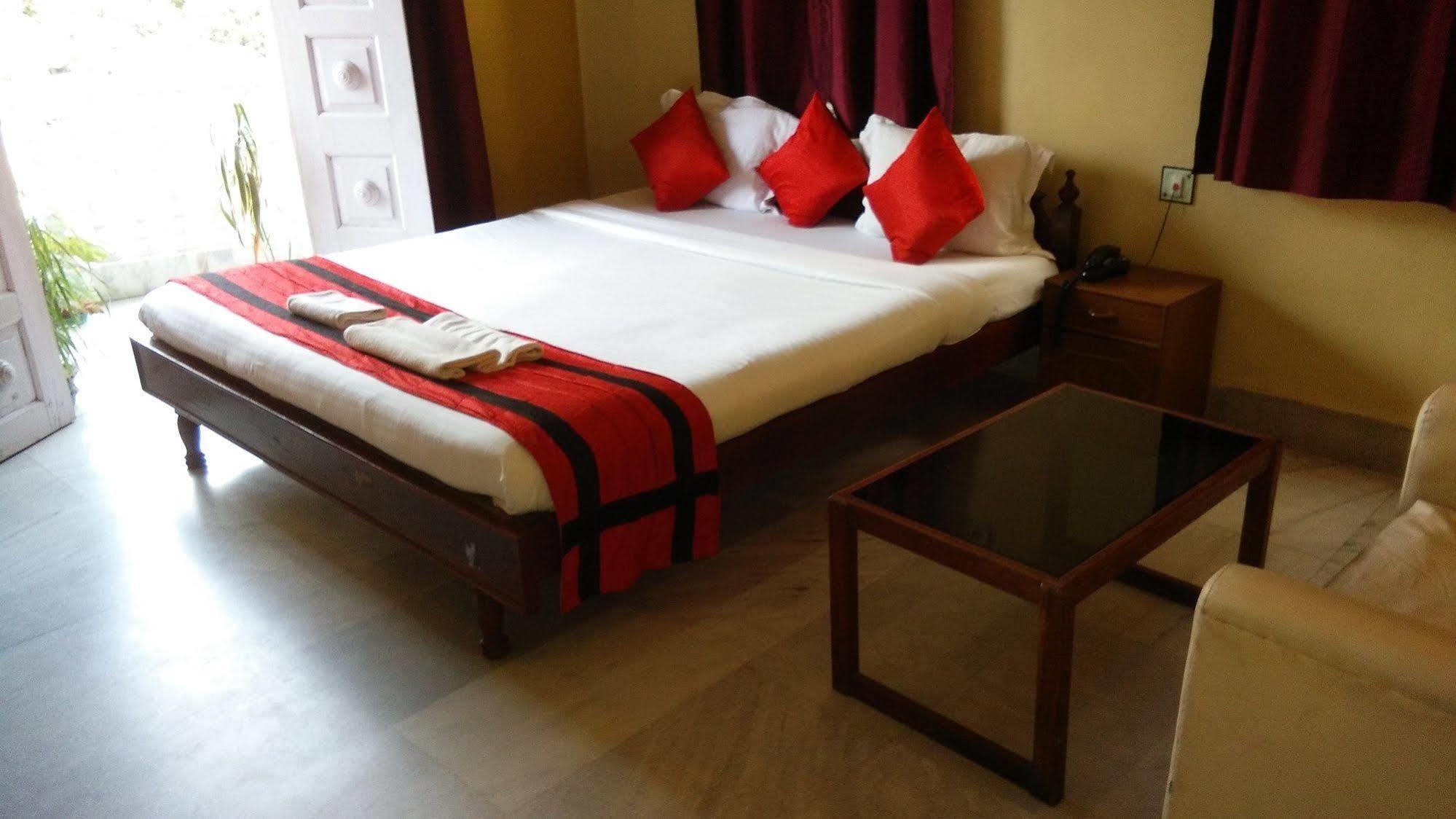 New Hotel White Palace Calcutta Extérieur photo