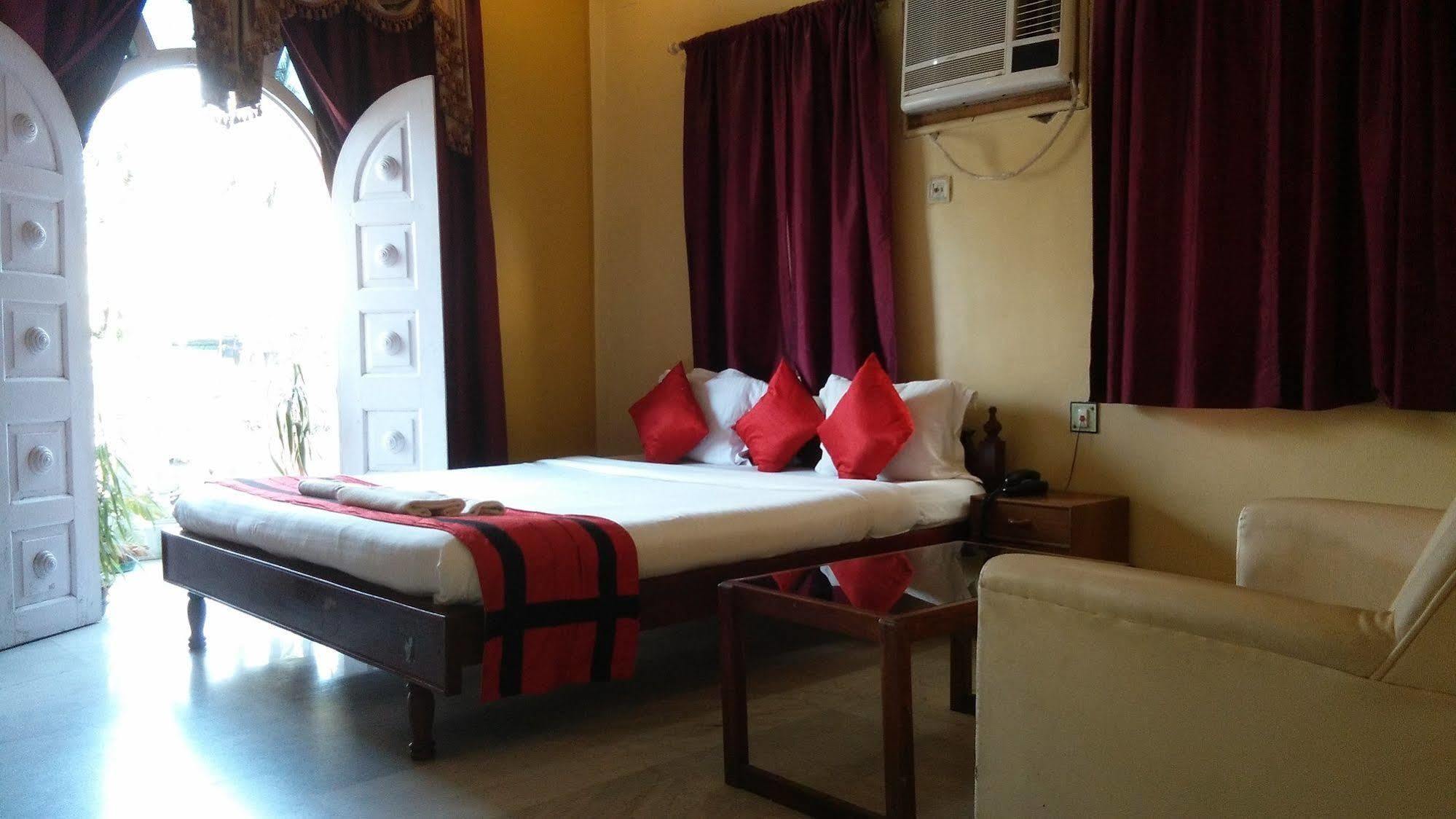 New Hotel White Palace Calcutta Extérieur photo