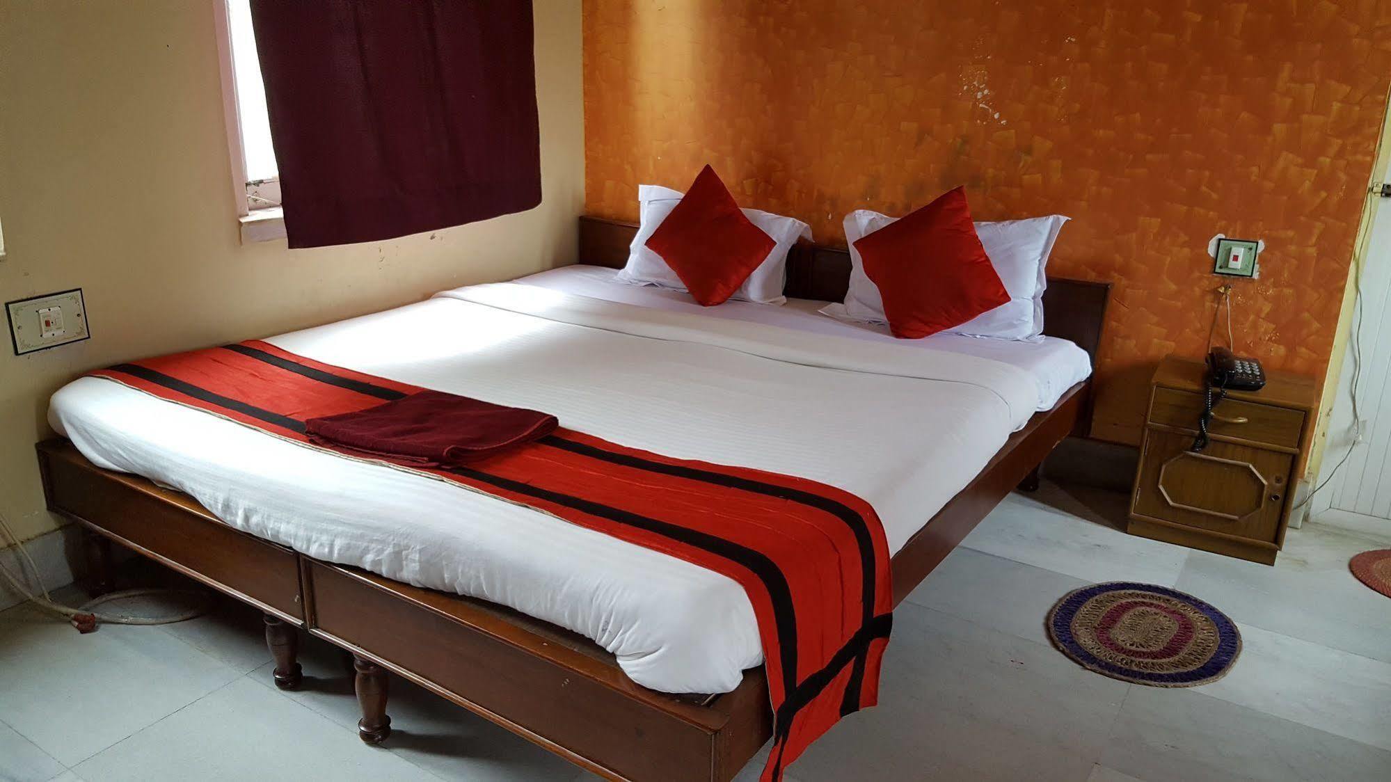 New Hotel White Palace Calcutta Extérieur photo